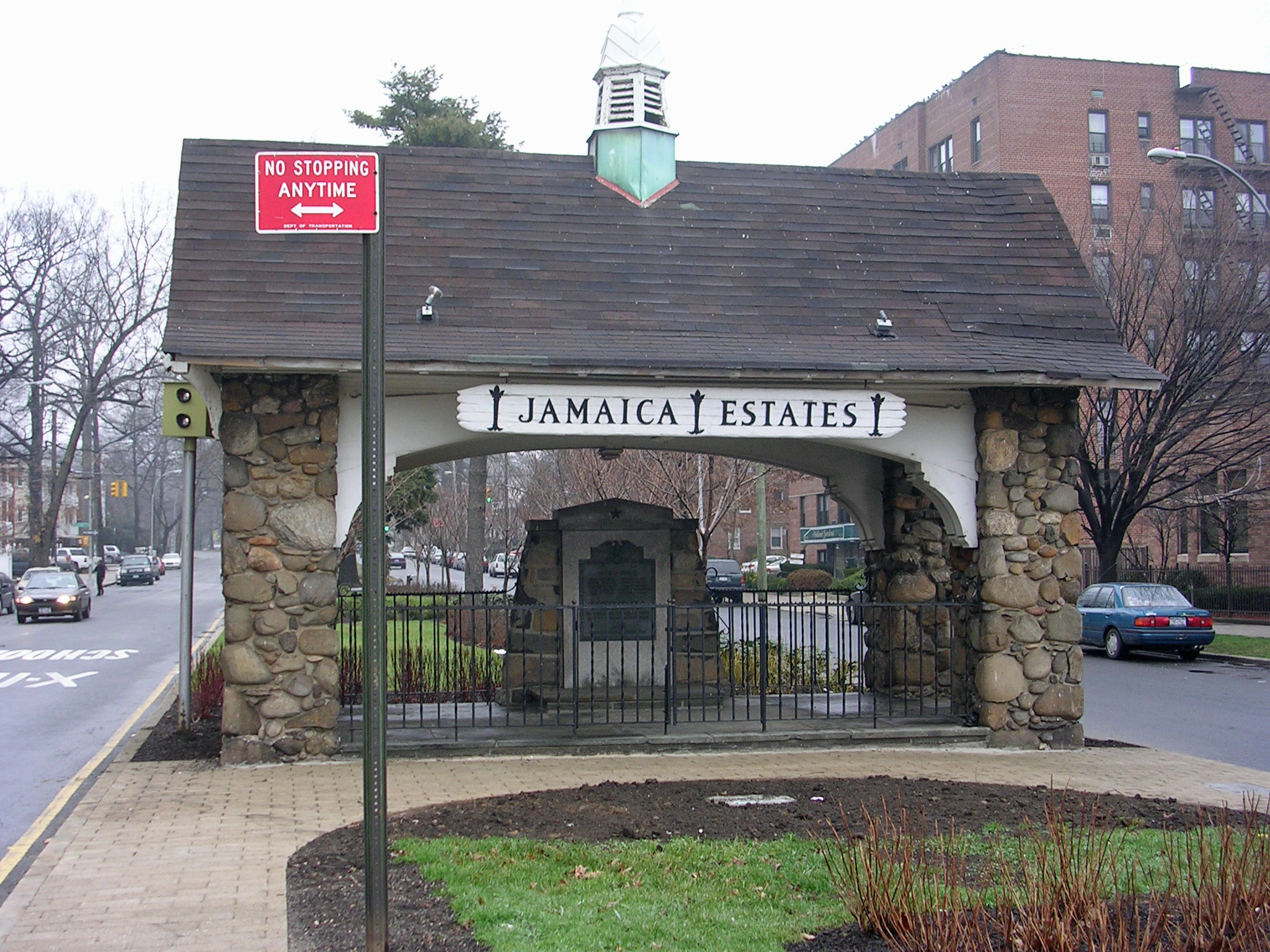 Jamaica Estates and Holliswood were both developed by the Utopia Land Company, sharing the same gatehouse entrance architecture and curvilinear street design from the early 20th century