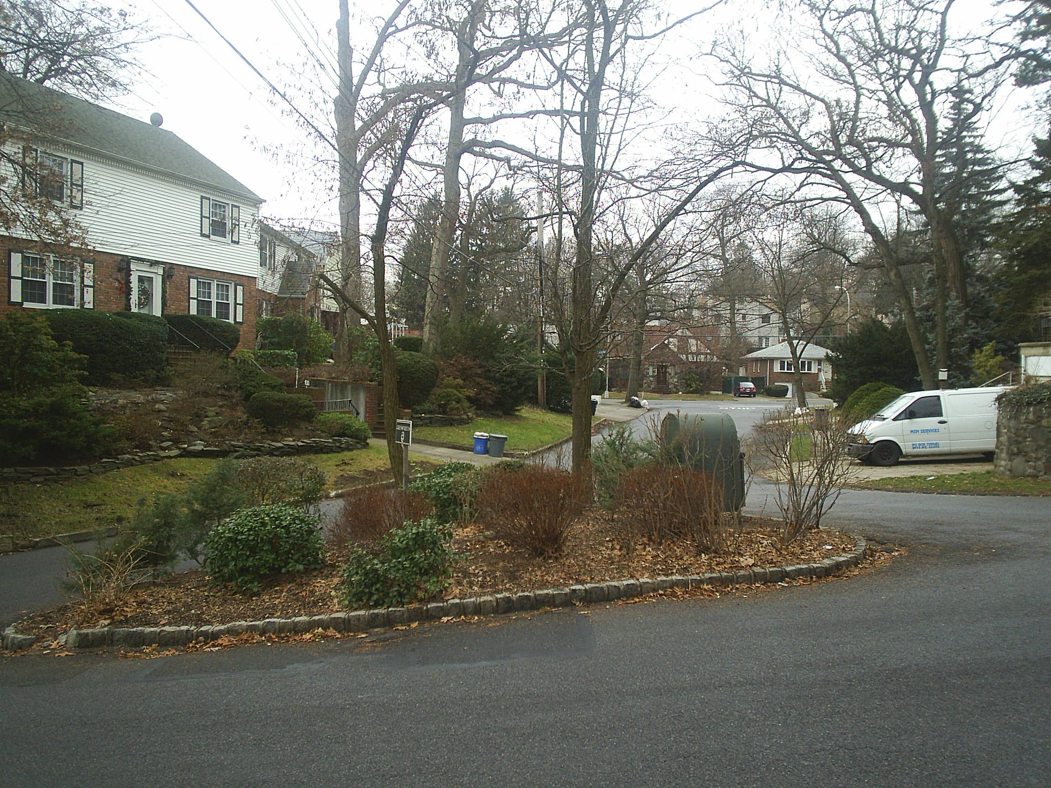 Holliswood residential street showing curvilinear road design and mature tree canopy, a neighborhood built by the Utopia Land Company in the early 20th century