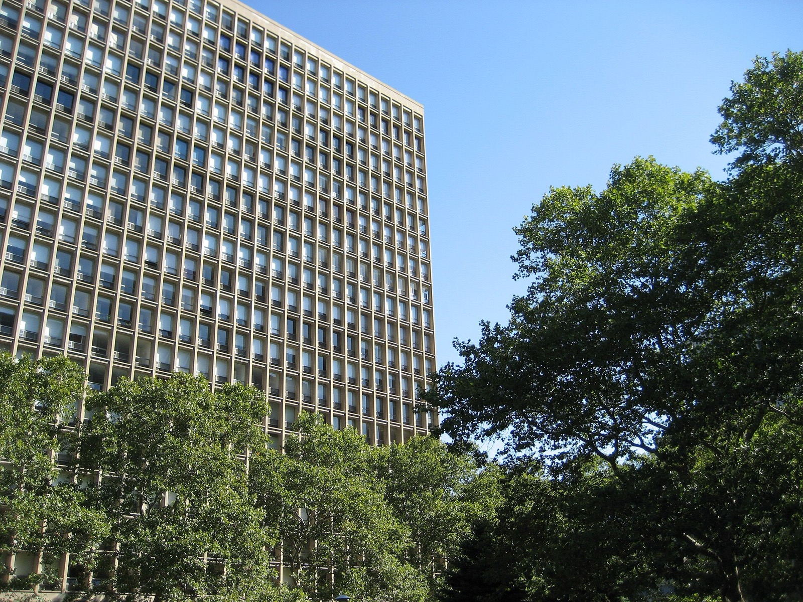 View of the Kips Bay Towers garden courtyard between the I.M. Pei residential towers, with mature oaks and maples on a three-acre landscape that replaced a proposed Picasso sculpture