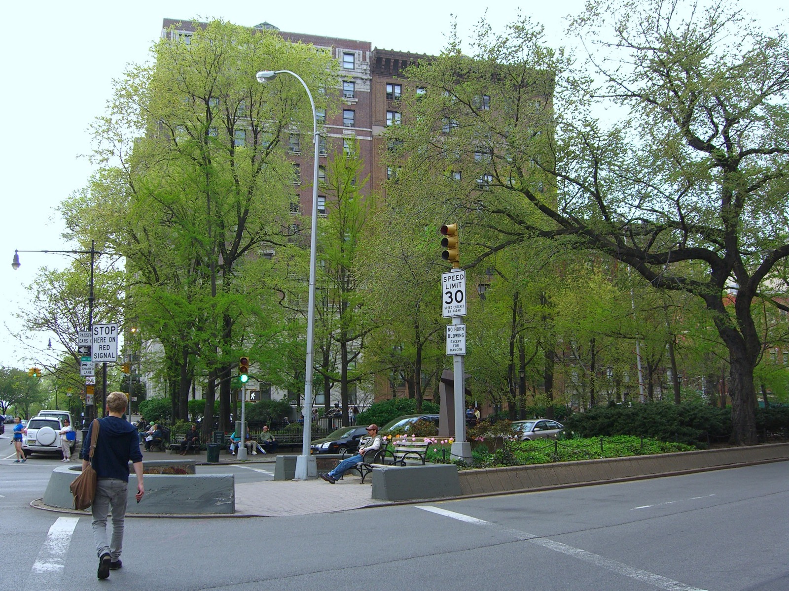 The Straus Park memorial at the intersection of West 106th Street, Broadway, and West End Avenue in Manhattan Valley, honoring Isidor and Ida Straus who died together when the Titanic sank in 1912