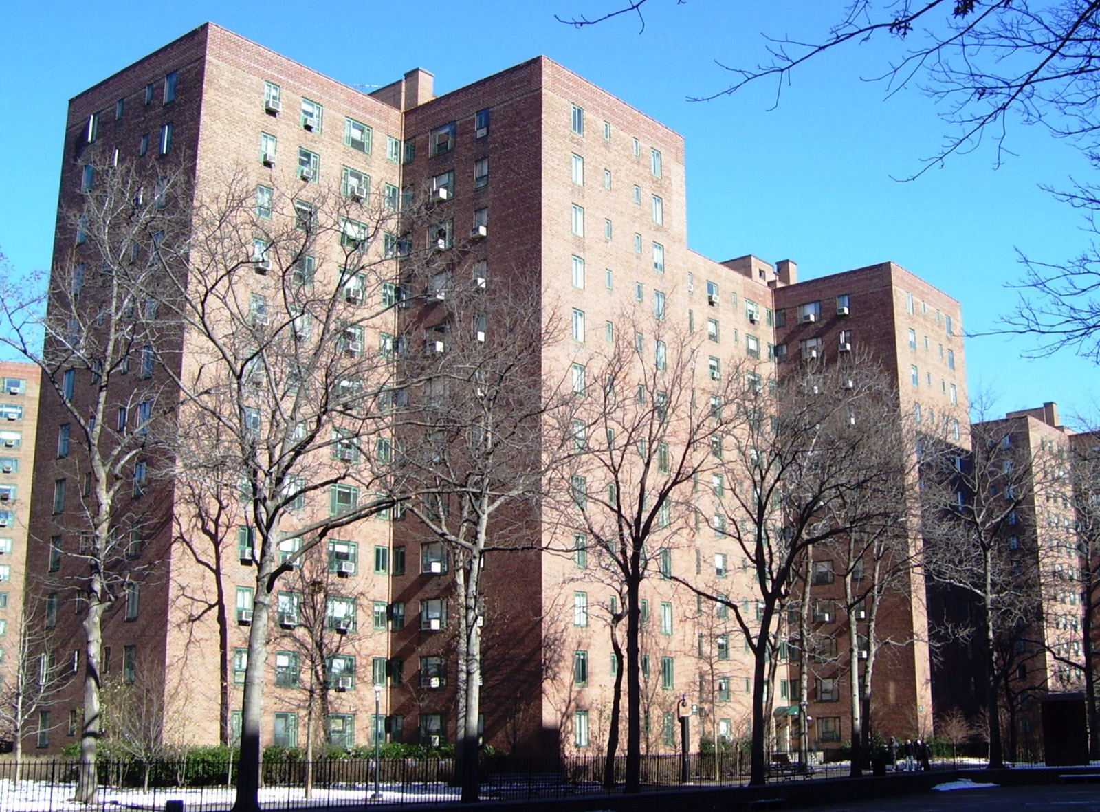 Pedestrian walkways and open lawns between Stuyvesant Town apartment buildings, showing the car-free internal paths that connect all 35 towers