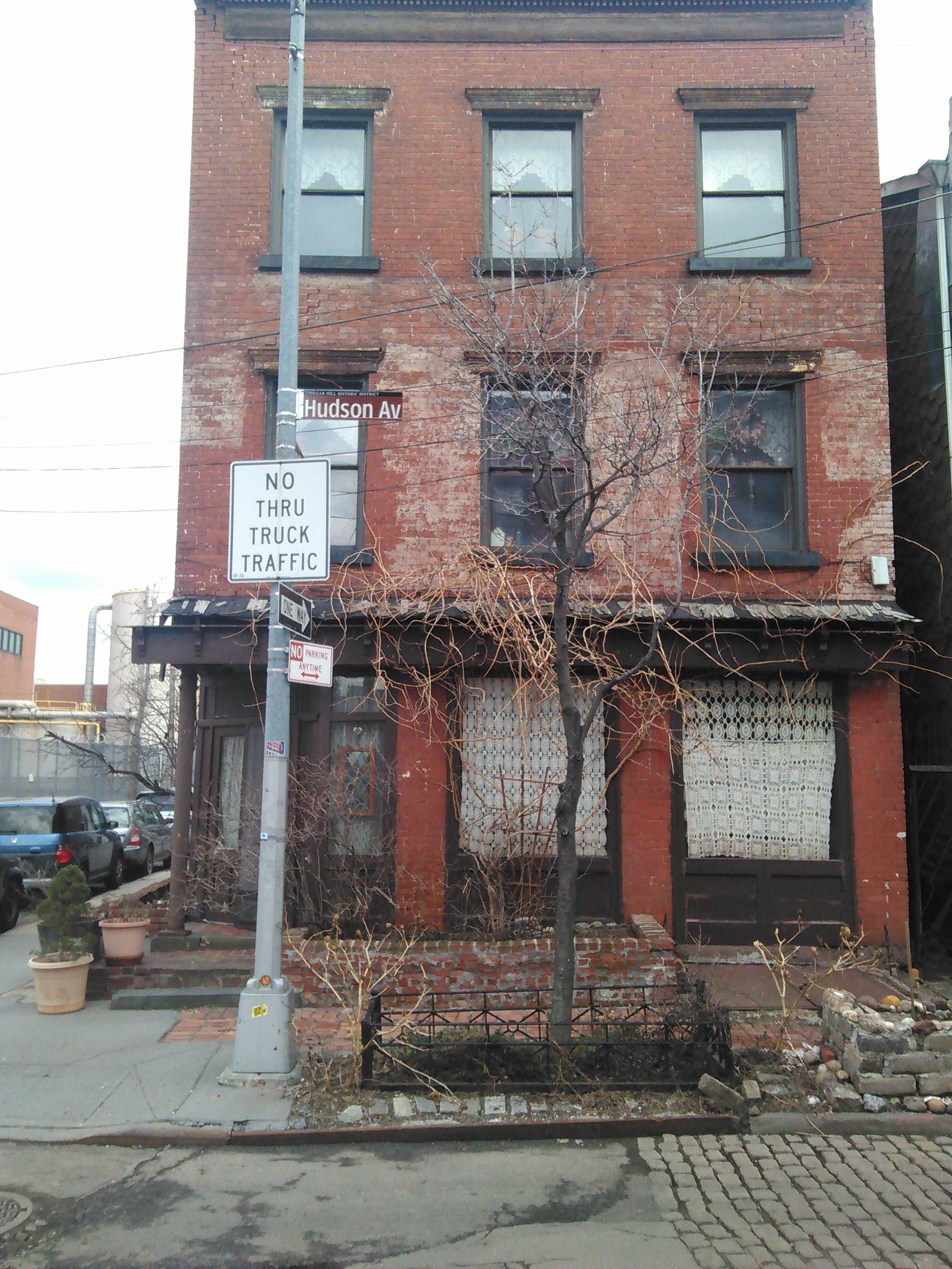 Federal-style corner building at Hudson Avenue and Plymouth Street in Vinegar Hill, Brooklyn, showing brick construction and historic scale